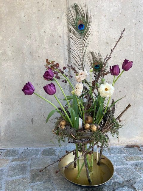 Kunstvolles Tulpen-Arrangement mit Pfauenfeder in Messingschale