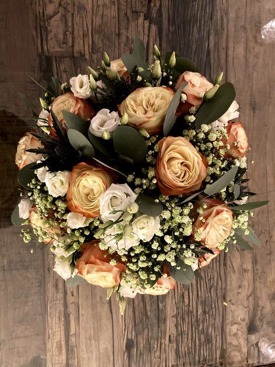 Runder Rosenstrauss in Apricot mit Lisianthus und Eukalyptus