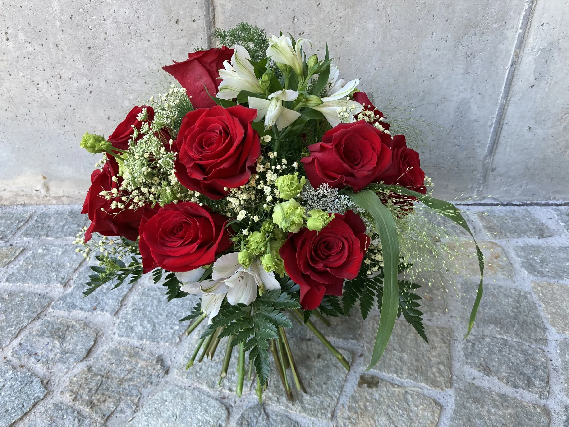 Brautstrauss aus roten Rosen mit weissen Alstroemerien und Schleierkraut