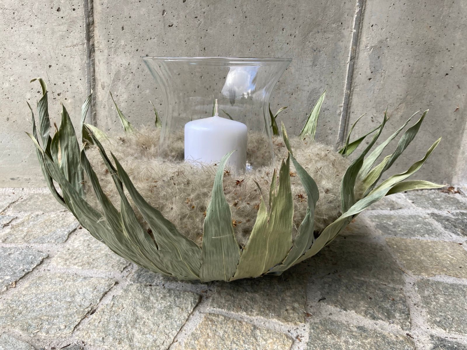 Windlicht mit Nielensamen und Blattmanschette – floristisches Konzept