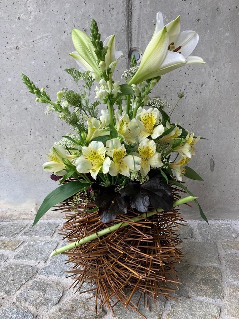 Elegantes Blumengesteck in speziellem Gefäss