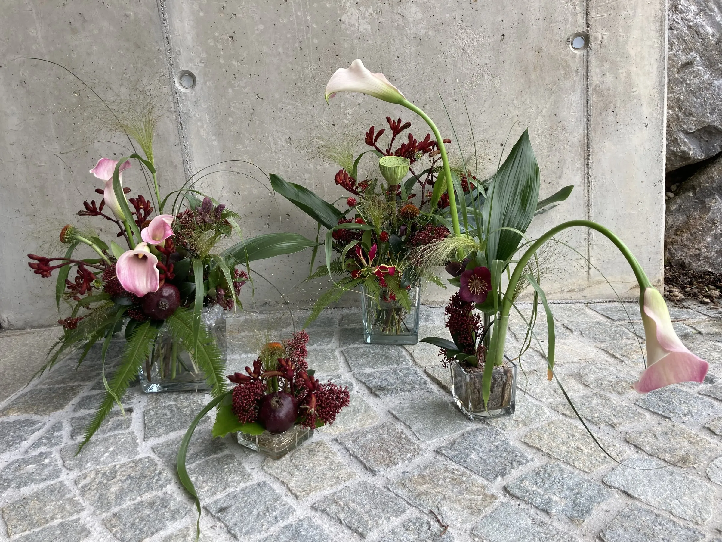 Serie von Glaswürfeln mit Callas und exotischen Blüten