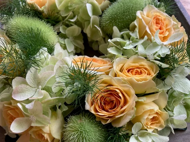 Blumenarrangement von fleurs en fête