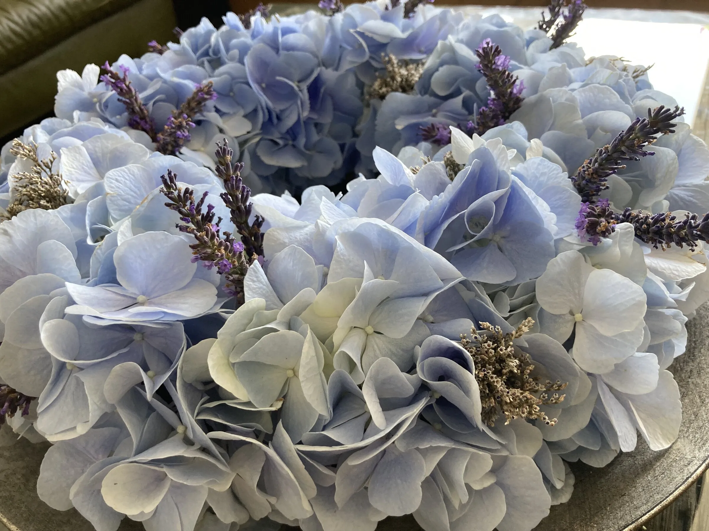 Kranz aus blauen Hortensienblüten mit Lavendel