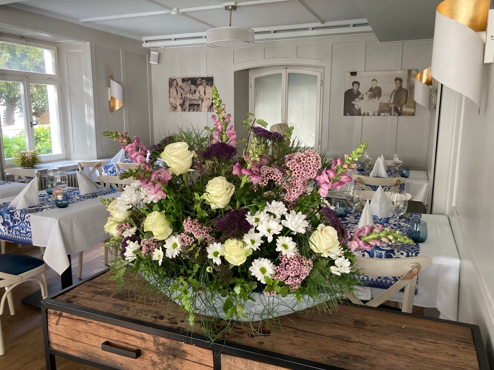 Regelmässiger Blumenschmuck – Gesteck im Restaurant