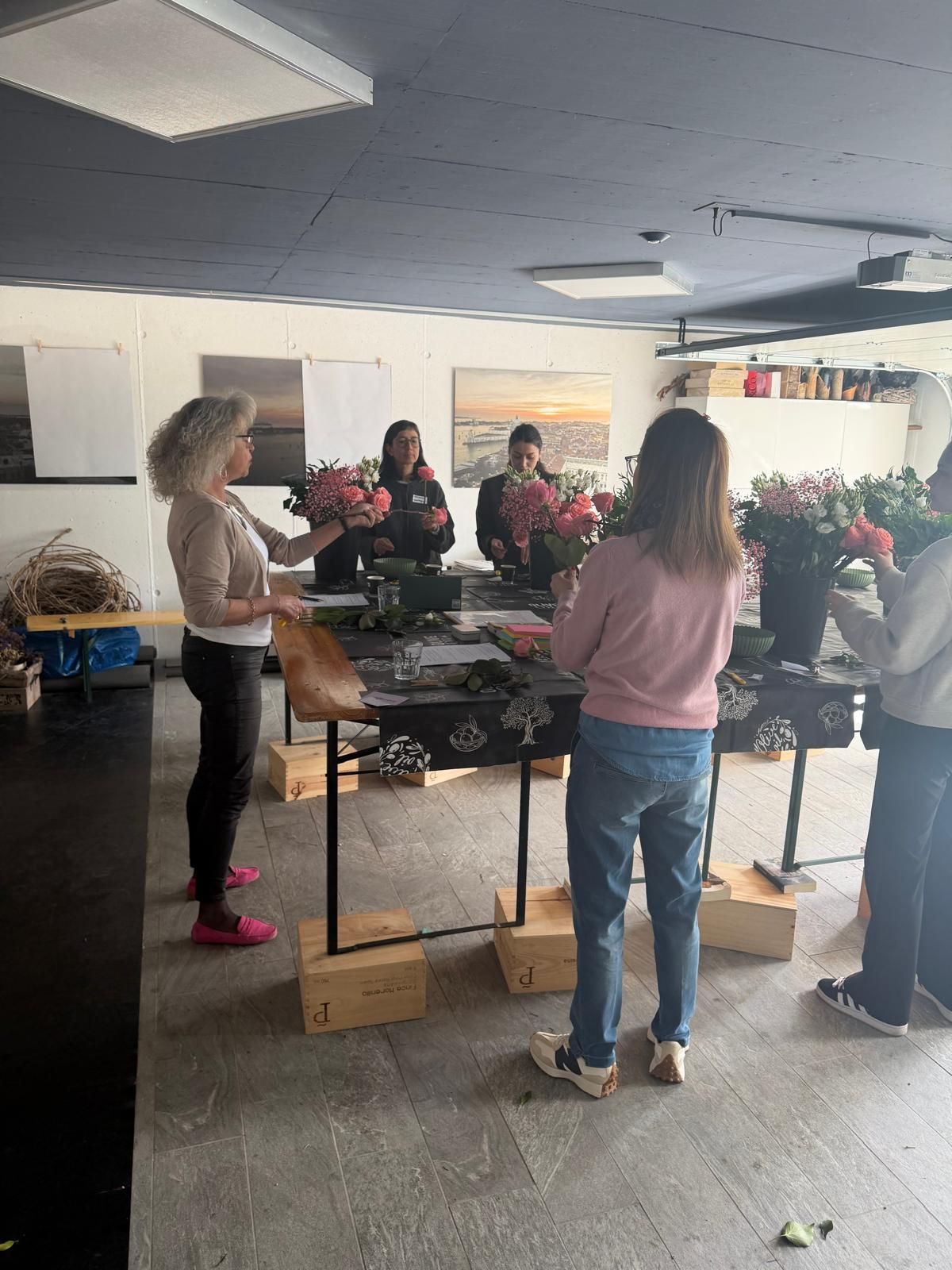 Teilnehmerinnen gestalten Blumenwerkstücke im Teambildungs-Seminar