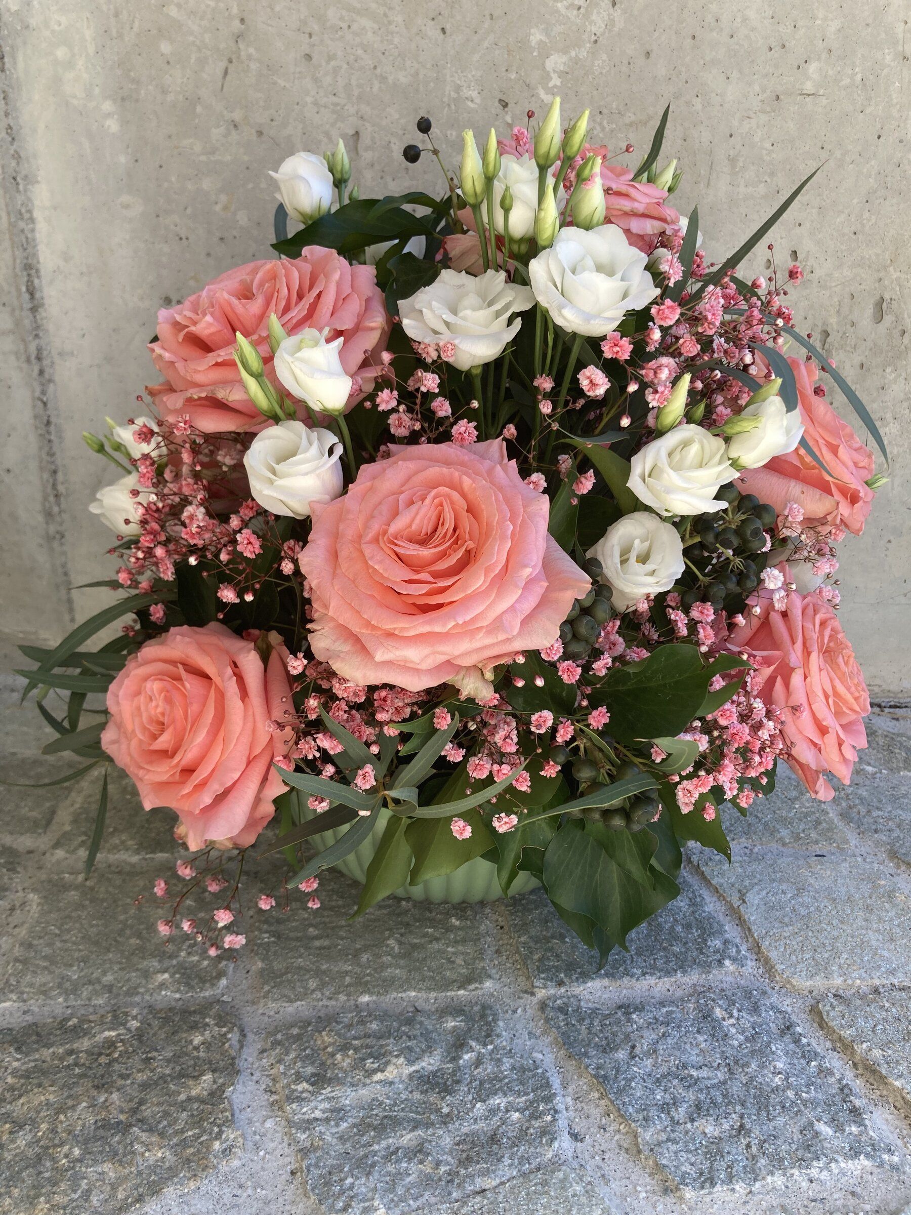 Strauss mit lachsrosa Rosen, weissem Lisianthus und rosa Wachsblumen