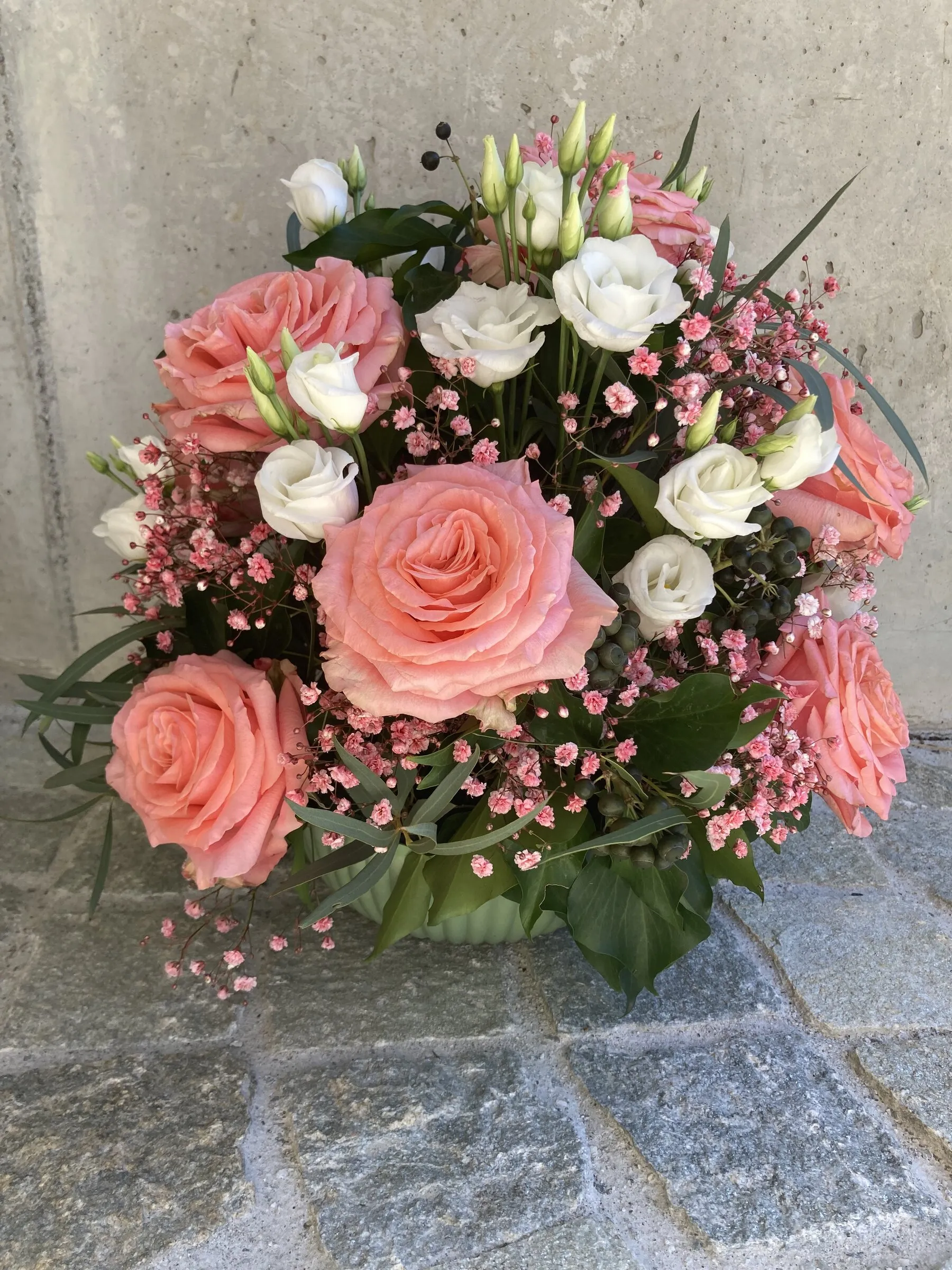 Strauss mit lachsrosa Rosen, weissem Lisianthus und rosa Wachsblumen