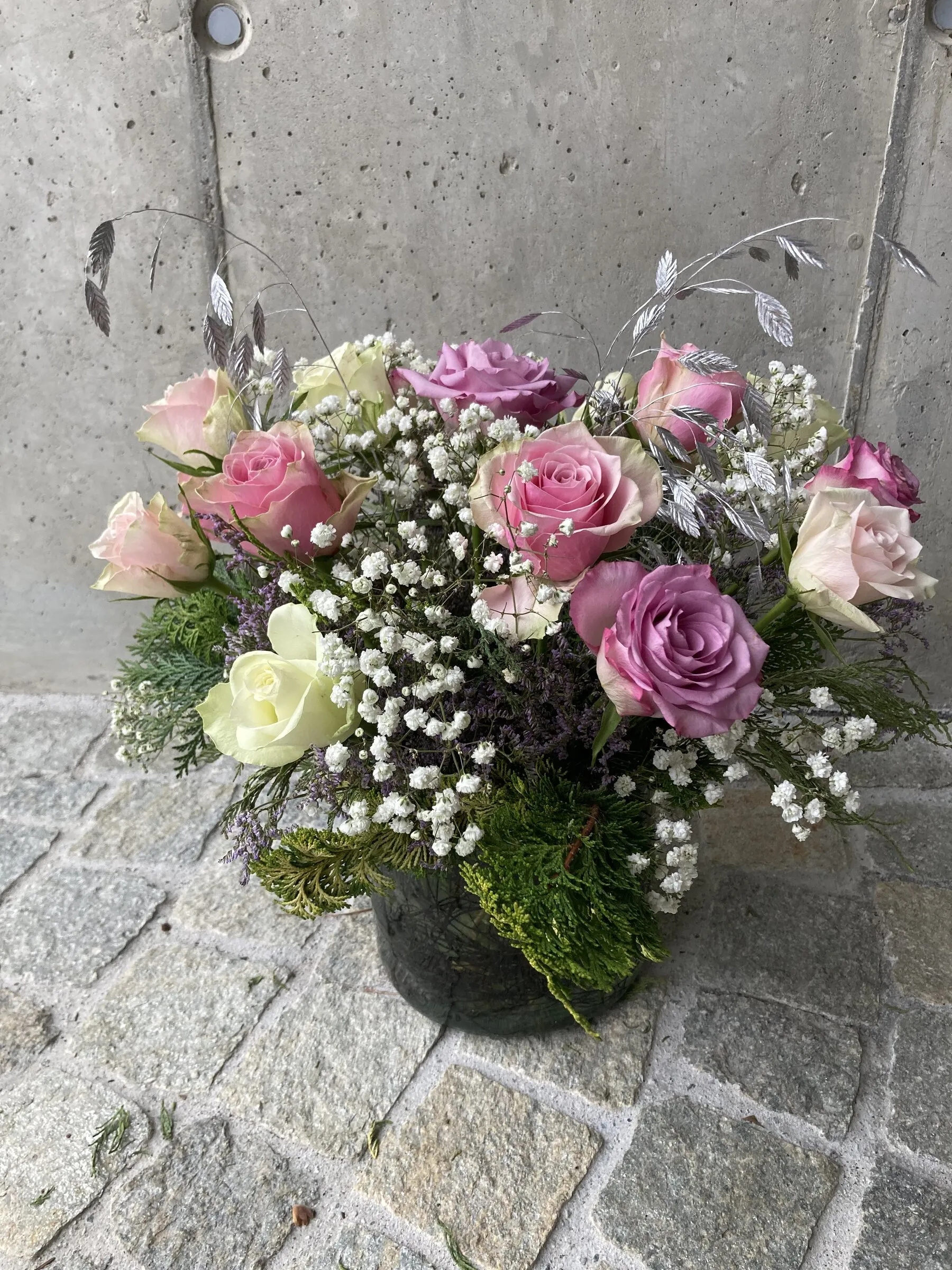 Strauss mit lila und rosa Rosen und viel Schleierkraut