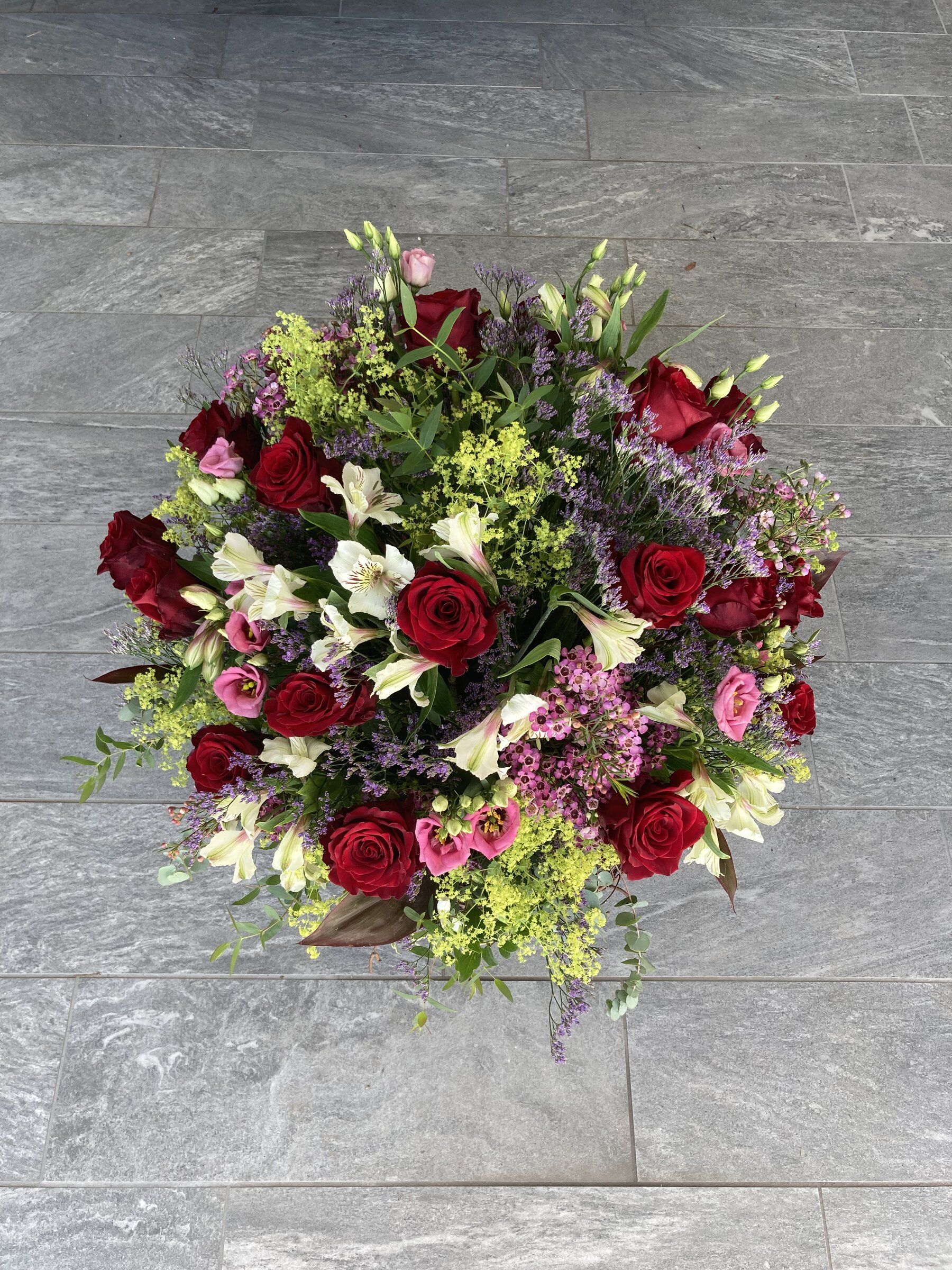 Strauss mit roten Rosen, Alstroemerien und Frauenmantel
