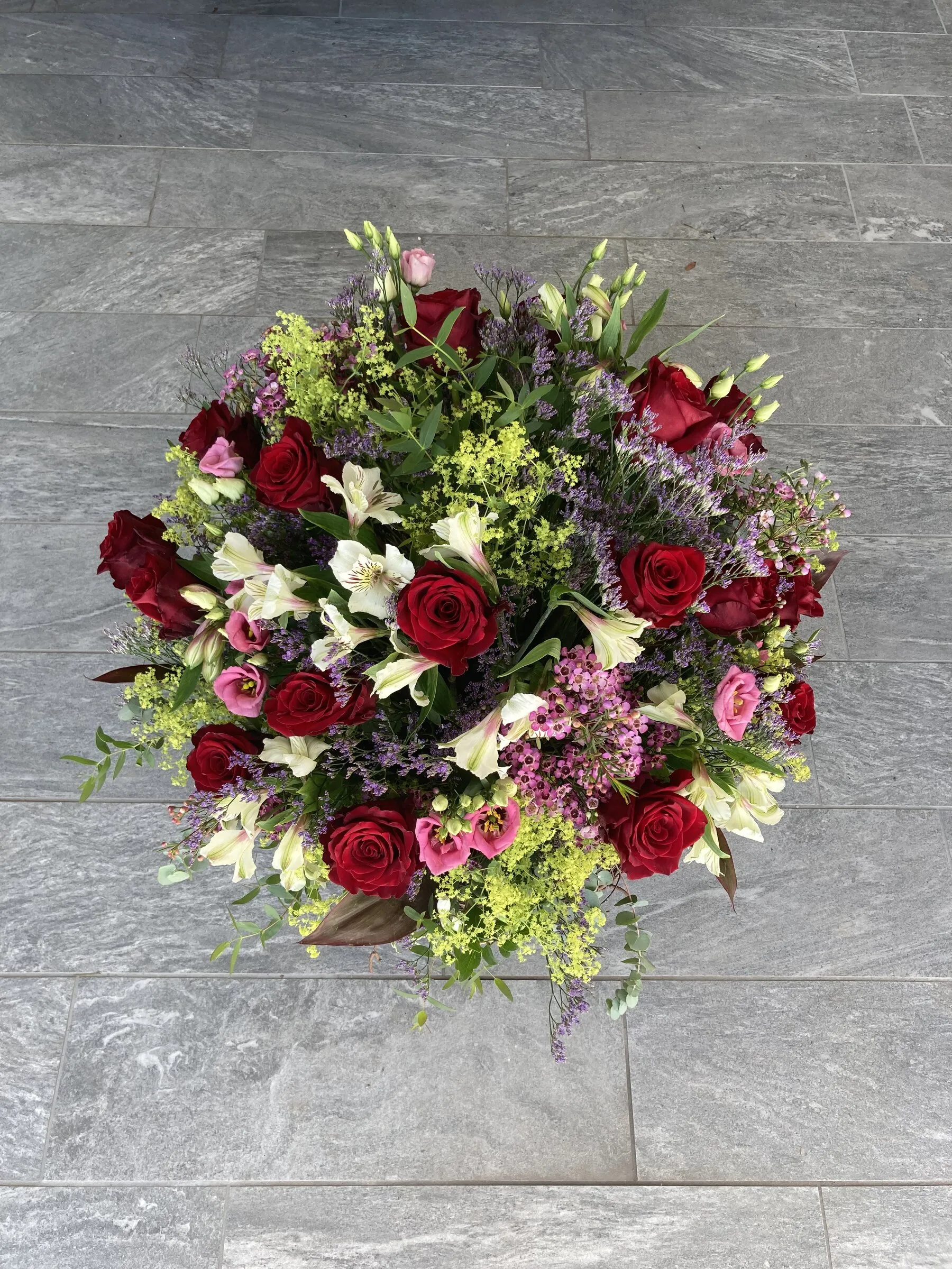 Strauss mit roten Rosen, Alstroemerien und Frauenmantel