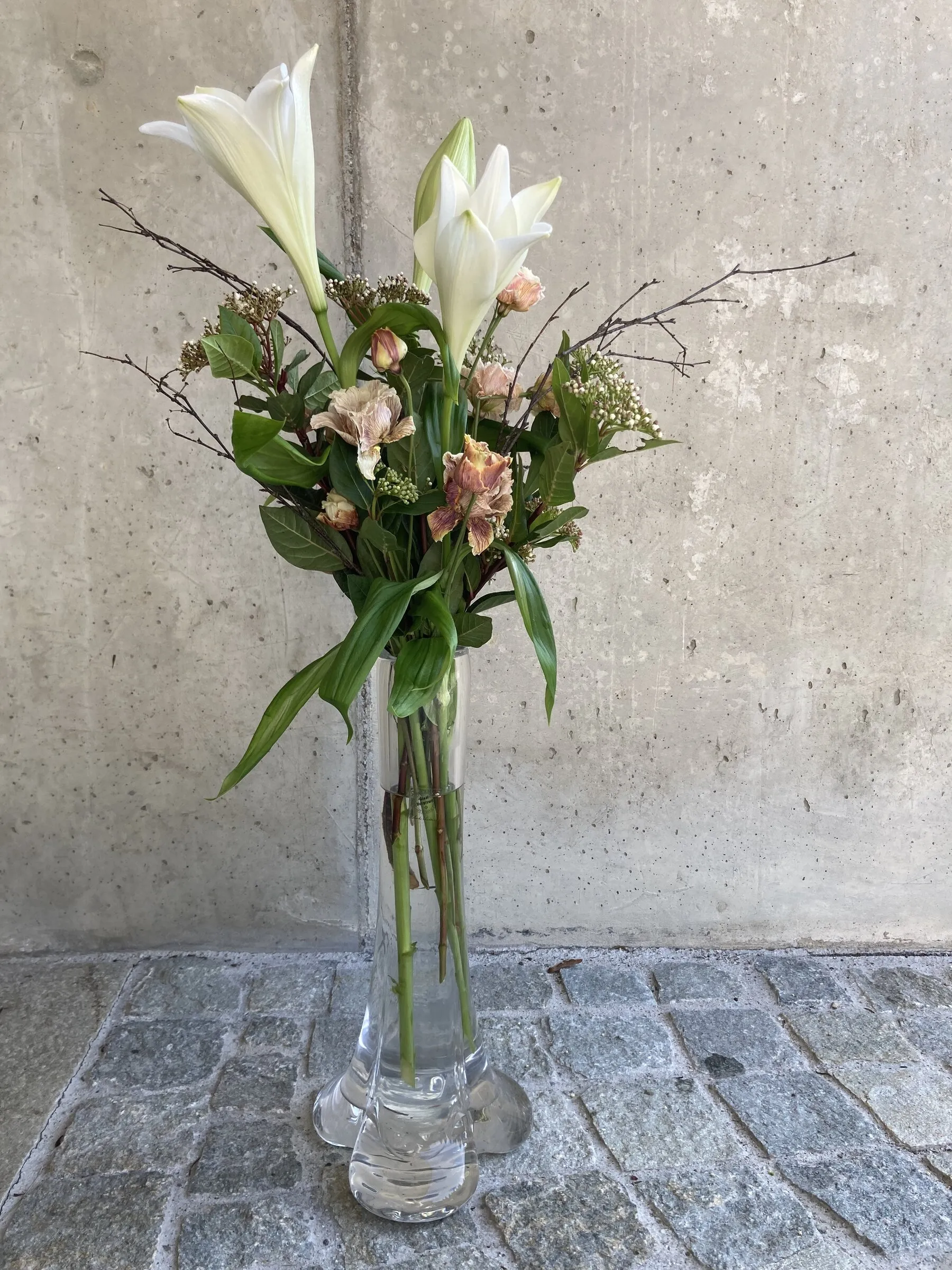 Strauss mit weissen Lilien und apricotfarbenen Alstroemerien in schlanker Glasvase